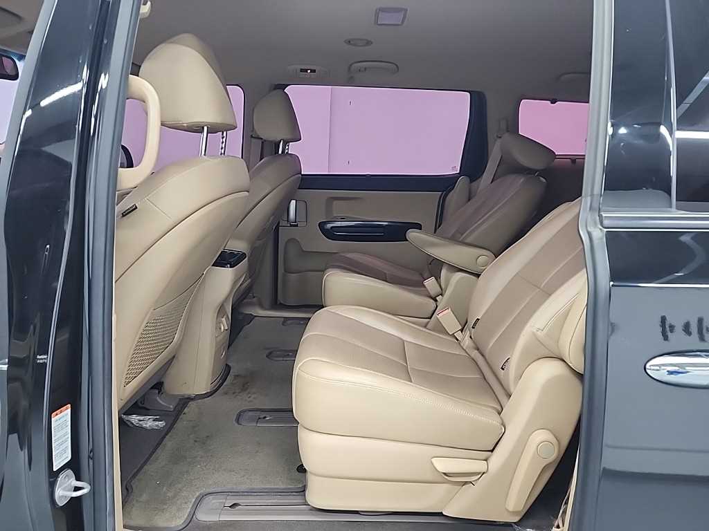 KIA Carnival - Vista 12