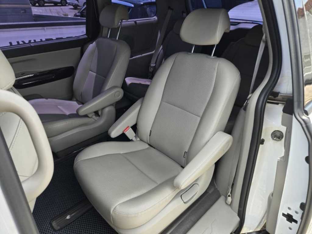KIA Carnival - Vista 3