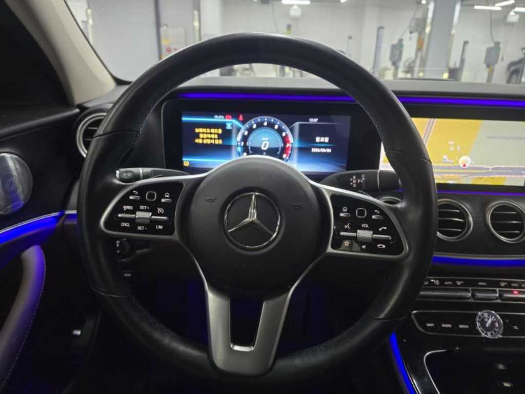 Mercedes Benz E class - Vista 8
