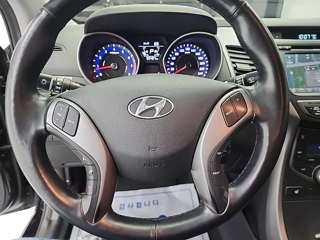 HYUNDAI Avante - Vista 9