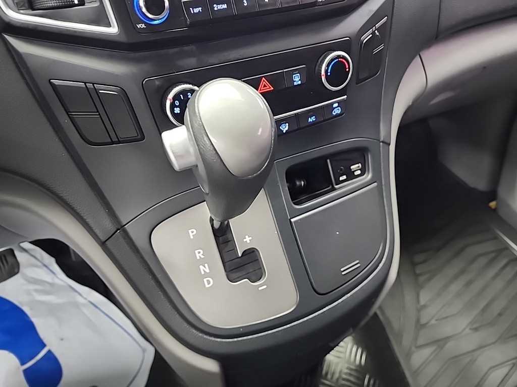 HYUNDAI Starex - Vista 8