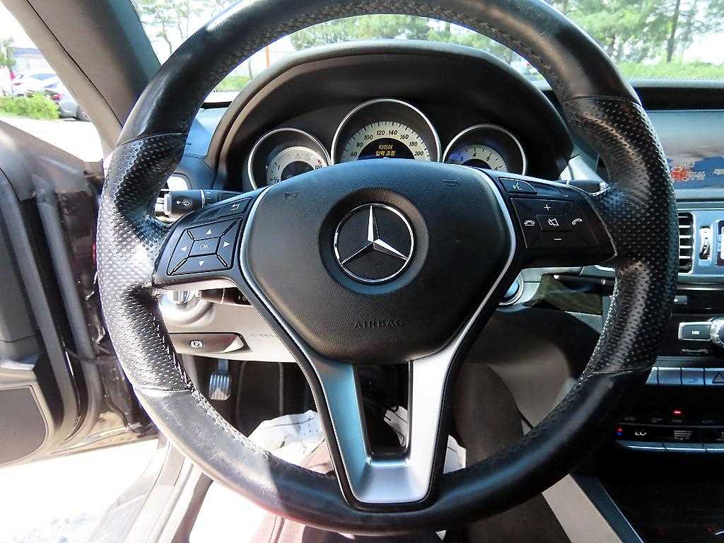 Mercedes Benz E class - Vista 8