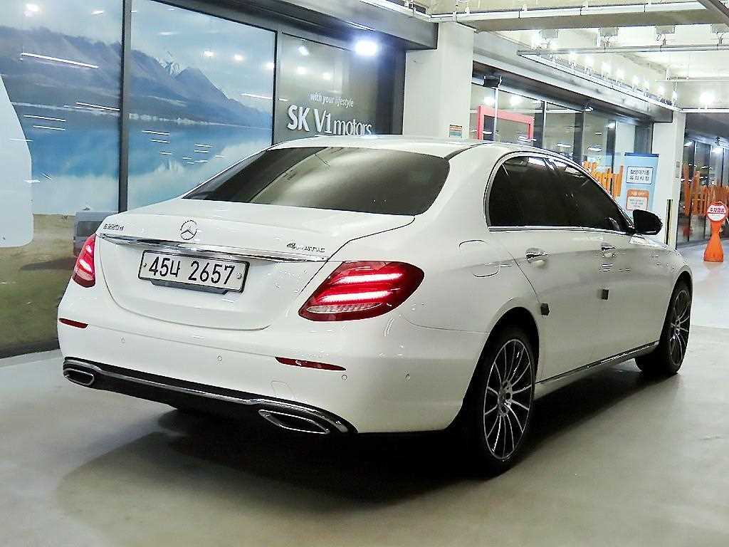 Mercedes Benz E class - Vista 4