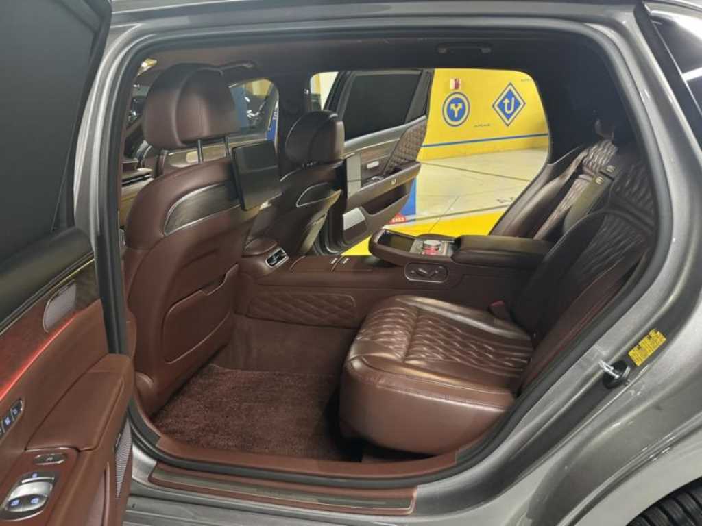 Genesis G90 - Vista 8