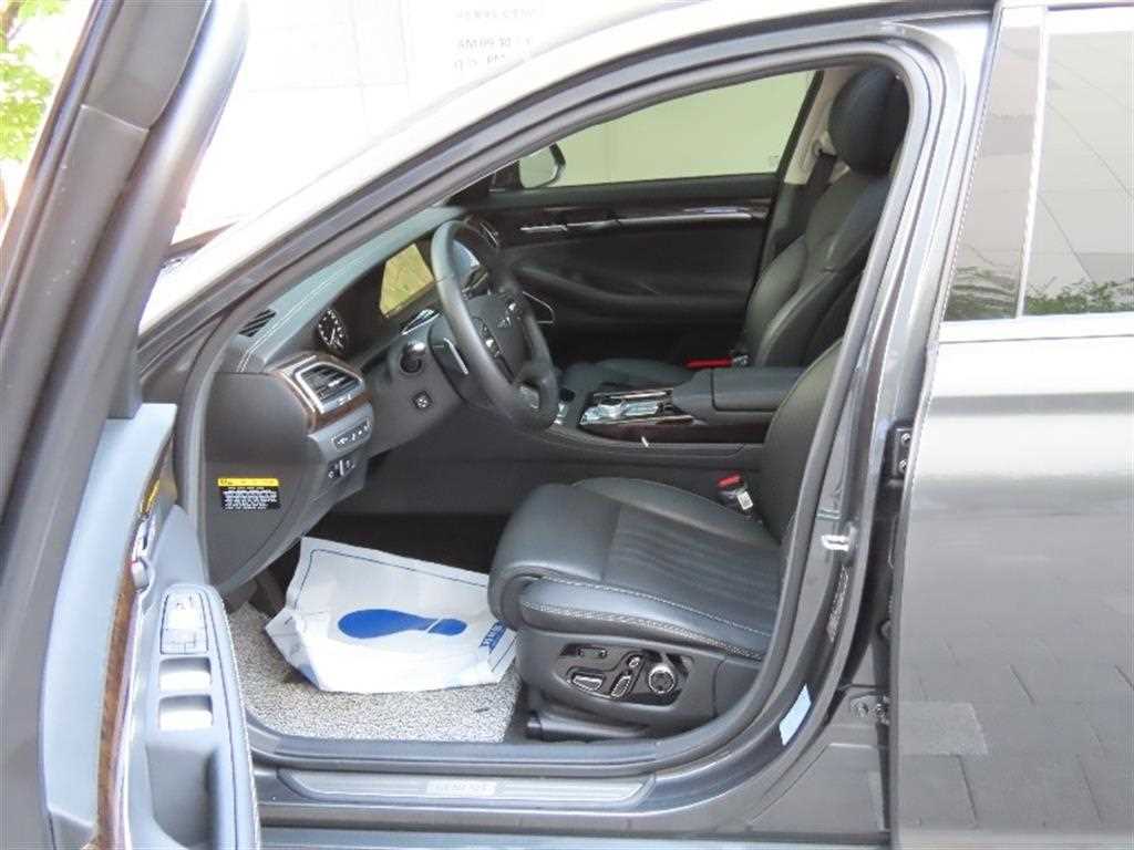 Genesis G90 - Vista 12