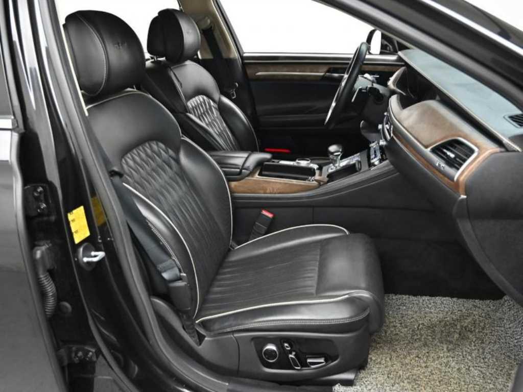 Genesis G90 - Vista 10