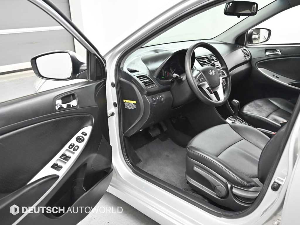 HYUNDAI Accent - Vista 11