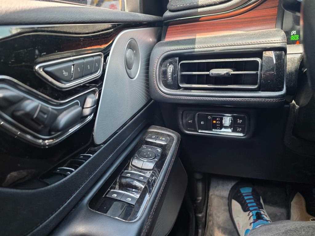 Lincoln Aviator - Vista 5