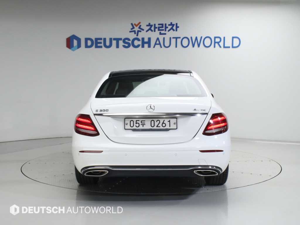 Mercedes Benz E class - Vista 4