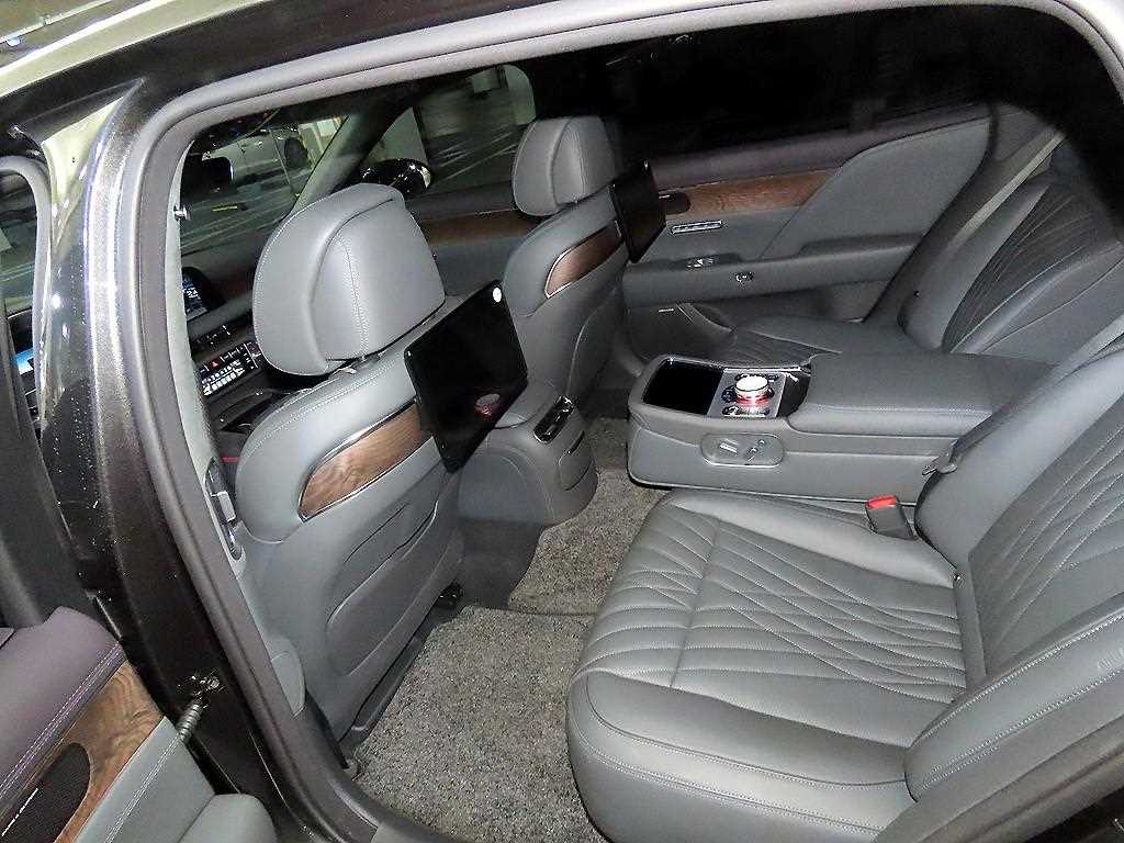 Genesis G90 - Vista 7