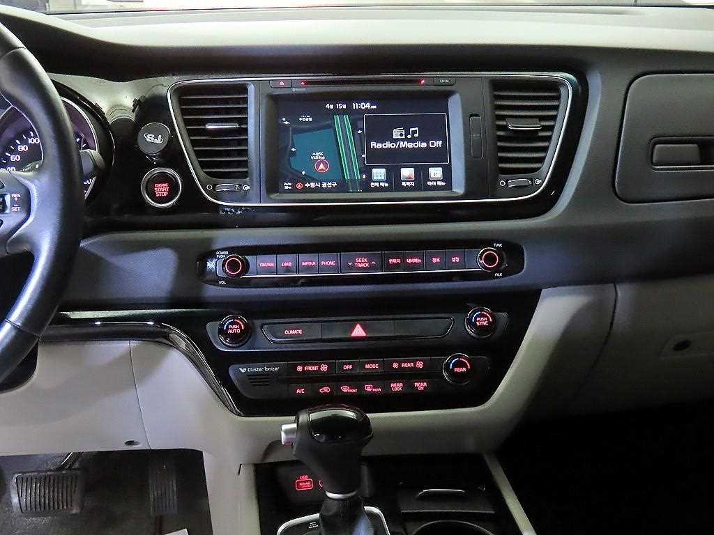 KIA Carnival - Vista 12