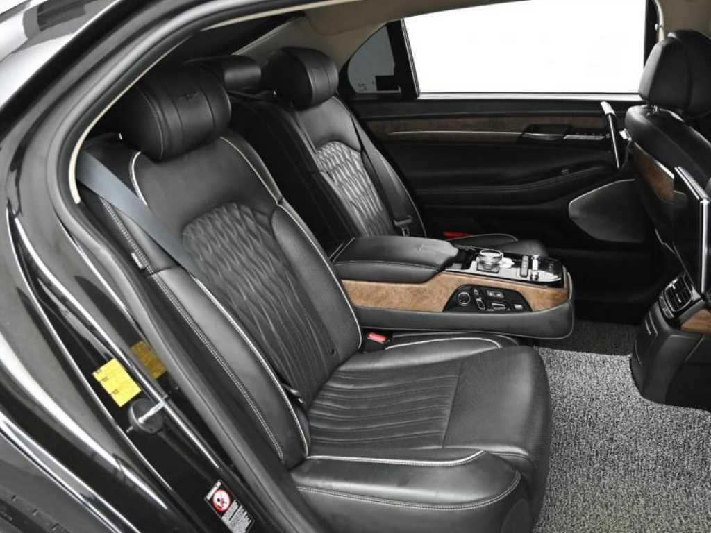 Genesis G90 - Vista 12