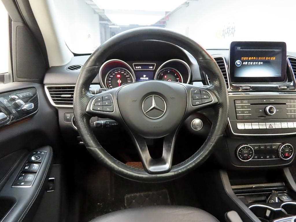 Mercedes Benz GLE Class - Vista 6