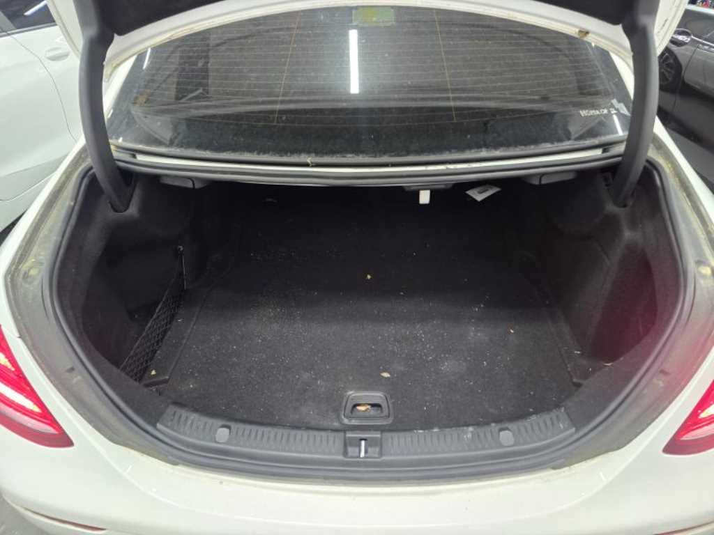 Mercedes Benz E class - Vista 4