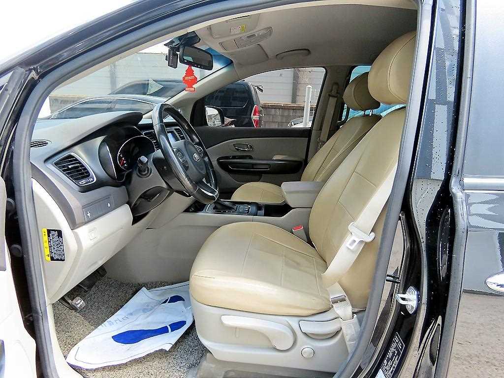 KIA Carnival - Vista 5