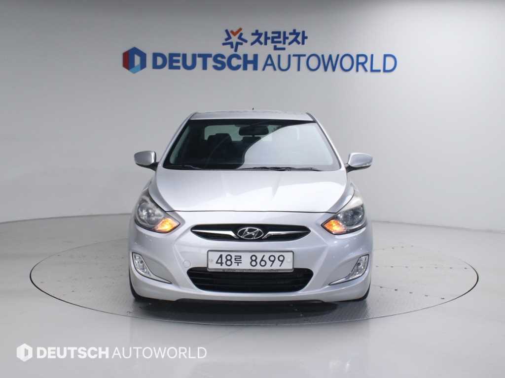 HYUNDAI Accent - Vista 3