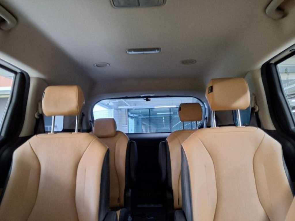 KIA Carnival - Vista 8