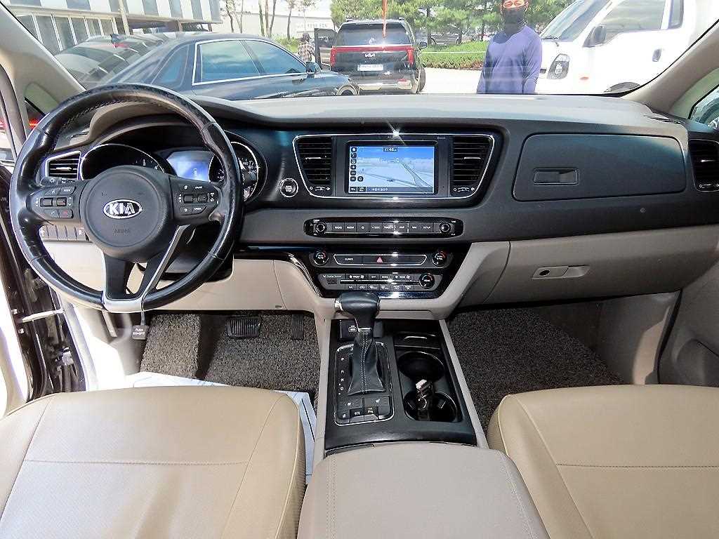 KIA Carnival - Vista 7