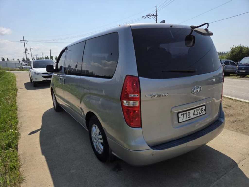 HYUNDAI Starex - Vista 6