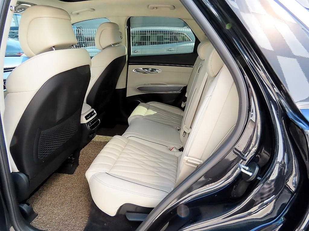 Genesis GV70 - Vista 6