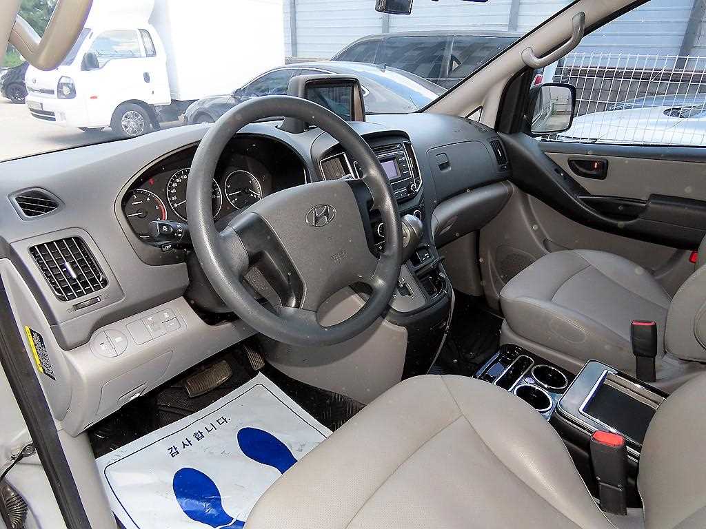 HYUNDAI Starex - Vista 7