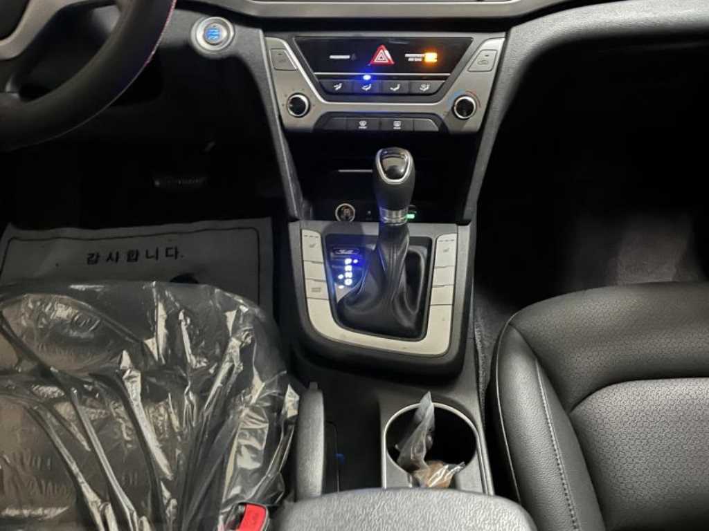 HYUNDAI Avante - Vista 9