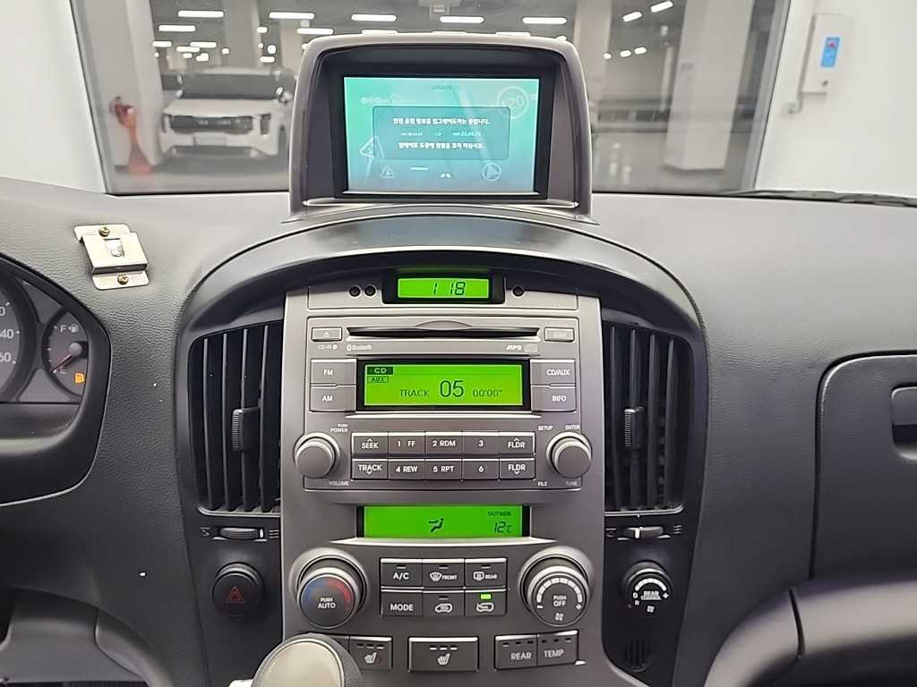 HYUNDAI Starex - Vista 10