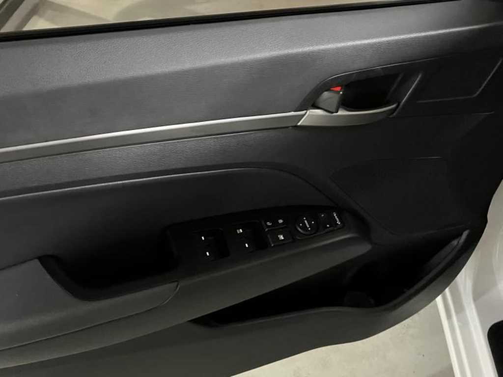 HYUNDAI Avante - Vista 12