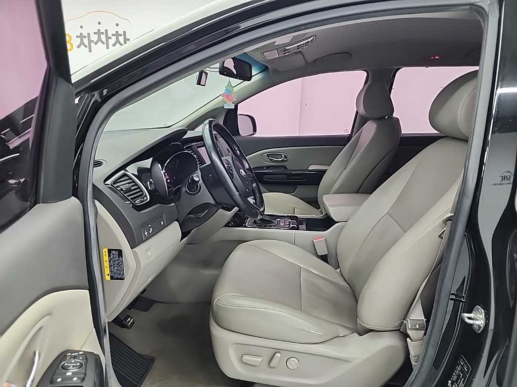 KIA Carnival - Vista 11