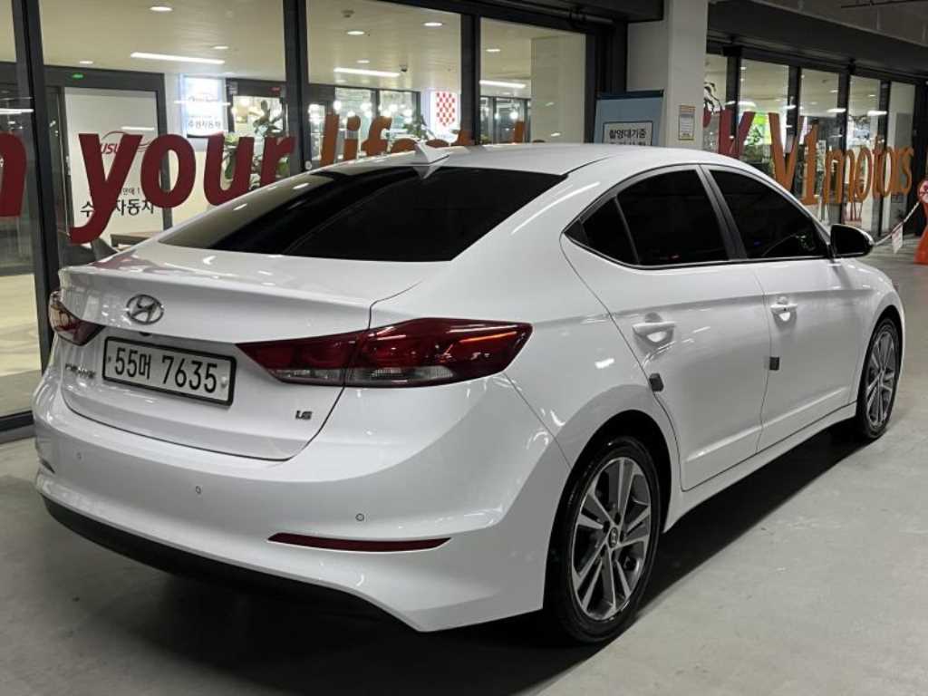 HYUNDAI Avante - Vista 4