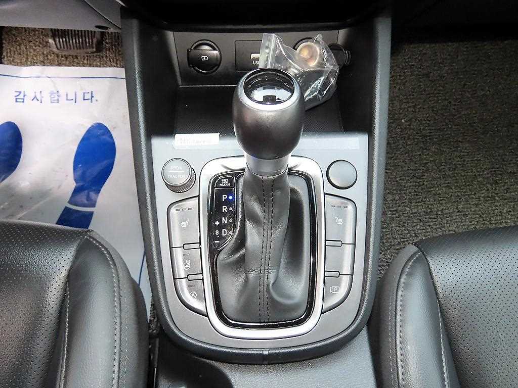 HYUNDAI Kona - Vista 10