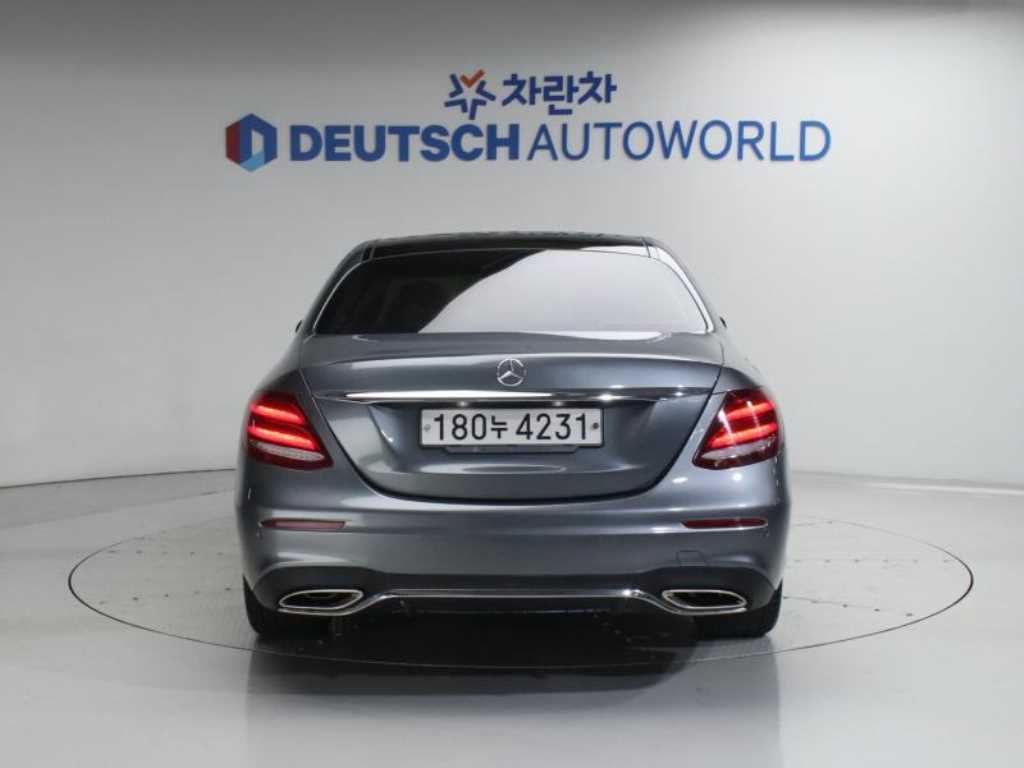 Mercedes Benz E class - Vista 4