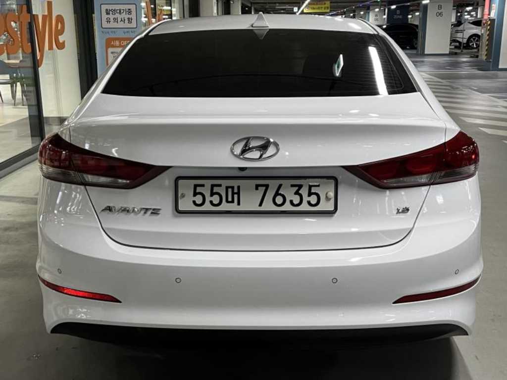 HYUNDAI Avante - Vista 5