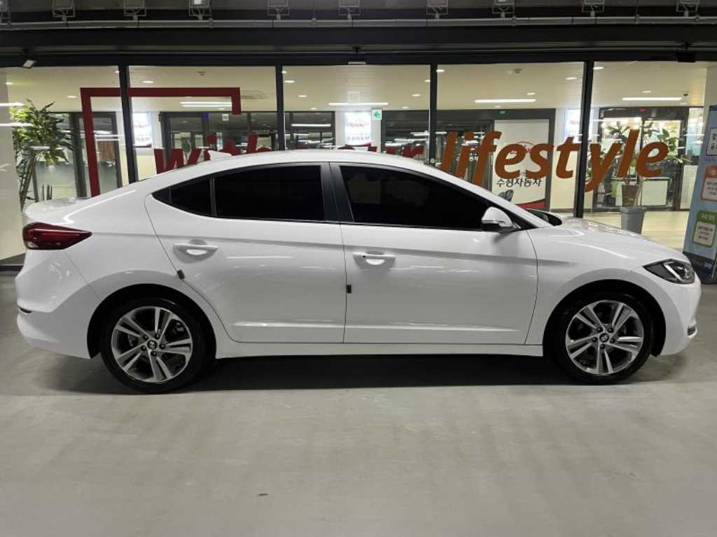 HYUNDAI Avante - Vista 3