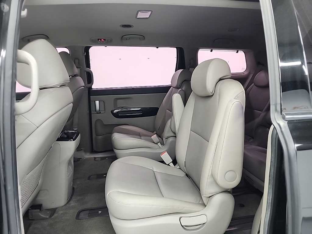 KIA Carnival - Vista 12