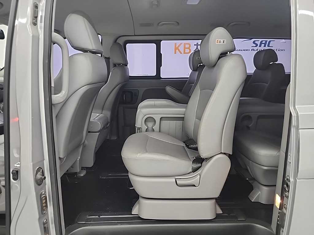HYUNDAI Starex - Vista 12