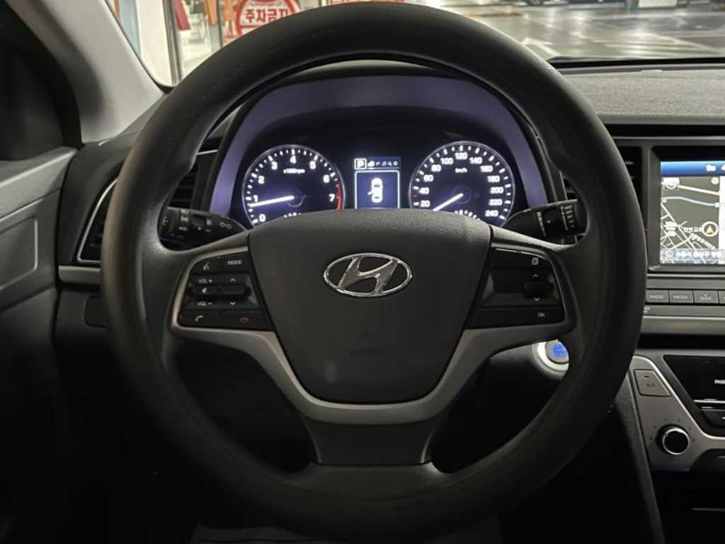HYUNDAI Avante - Vista 10