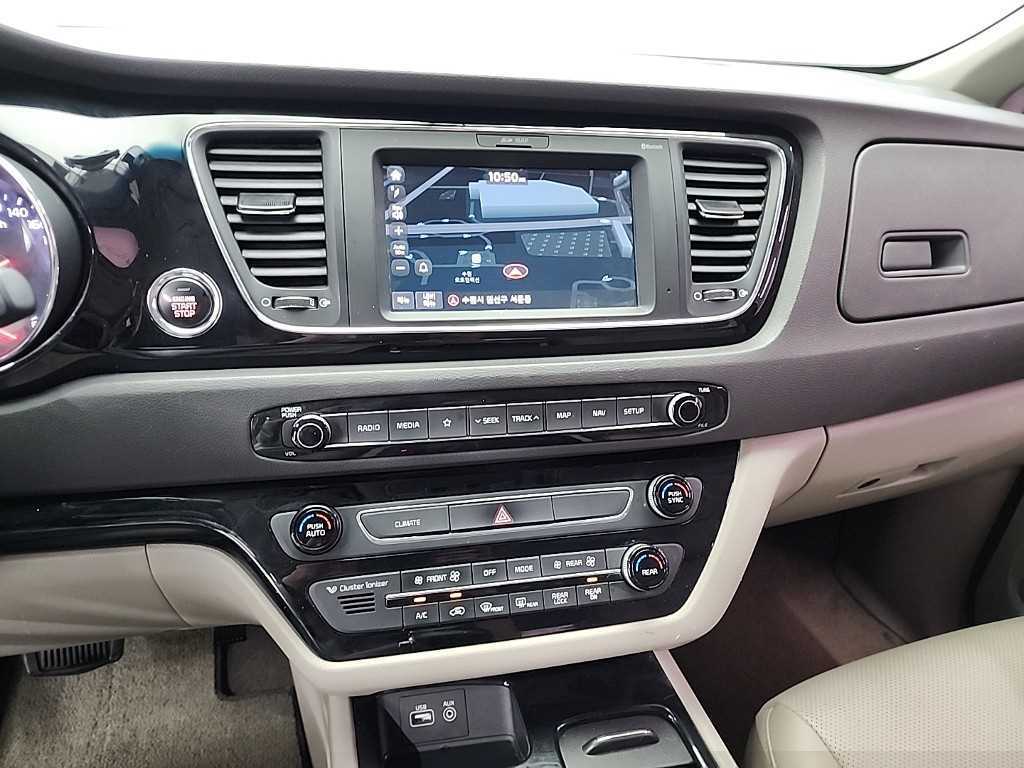 KIA Carnival - Vista 10