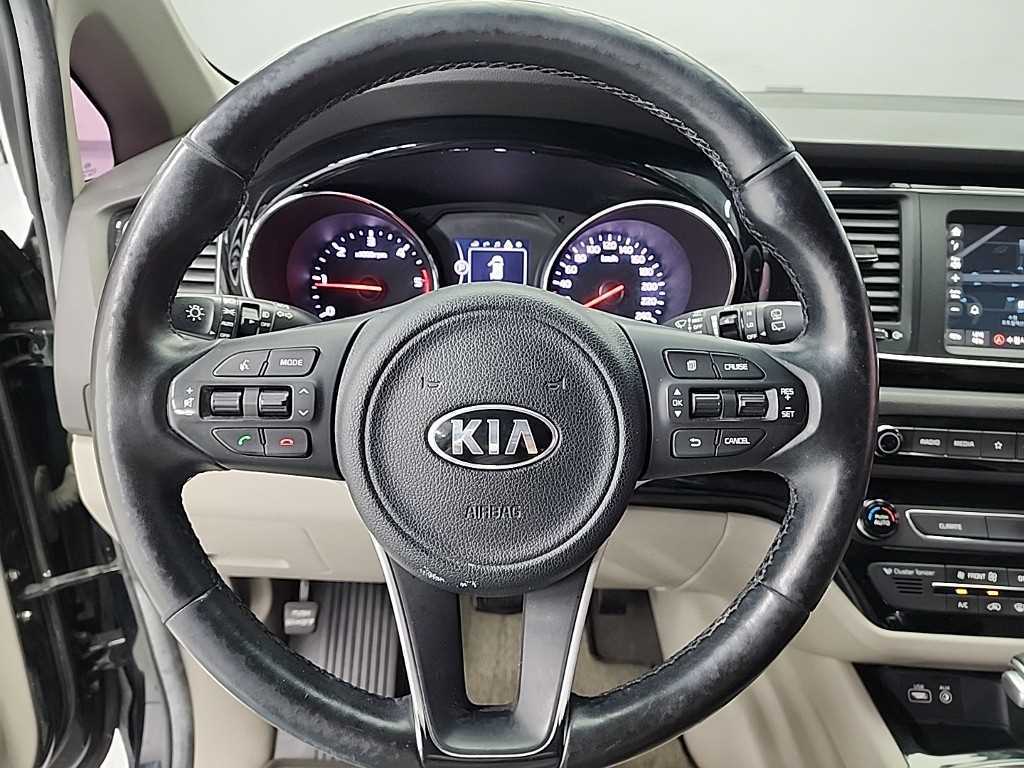 KIA Carnival - Vista 9