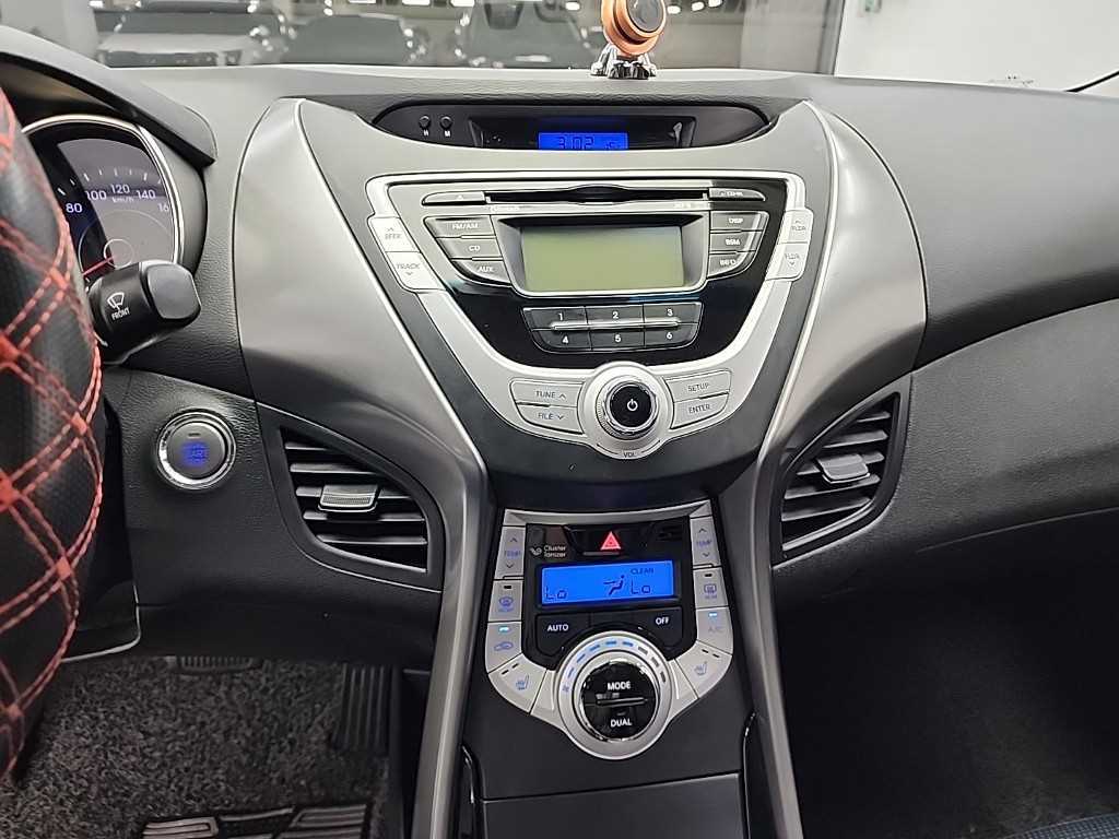 HYUNDAI Avante - Vista 10