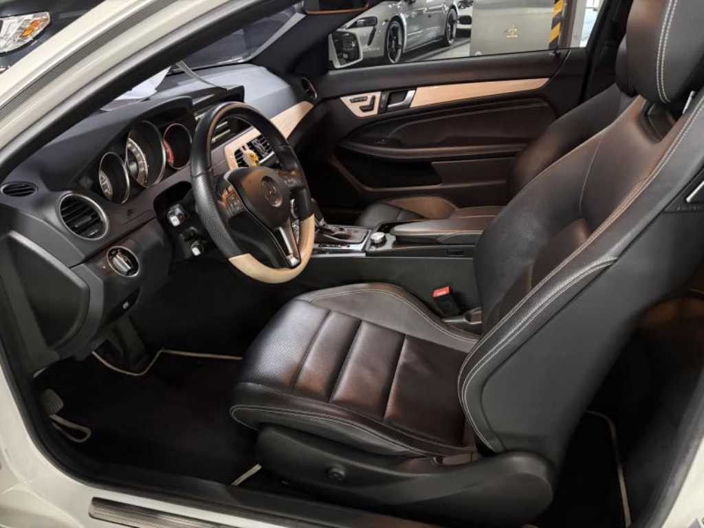 Mercedes Benz C Class - Vista 4