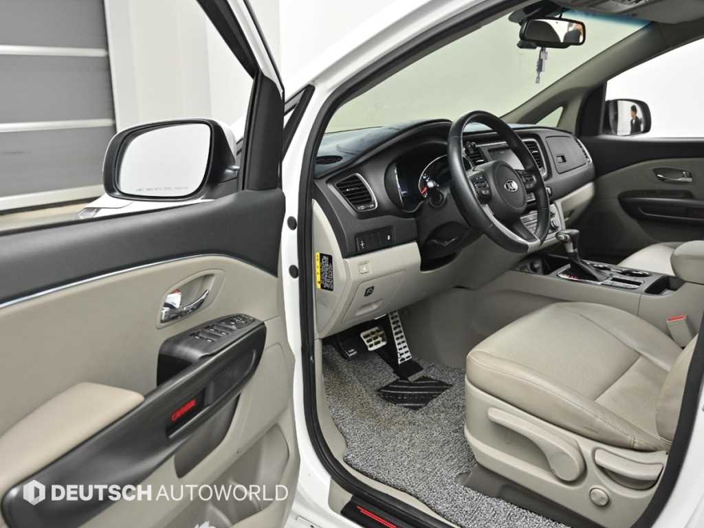 KIA Carnival - Vista 11