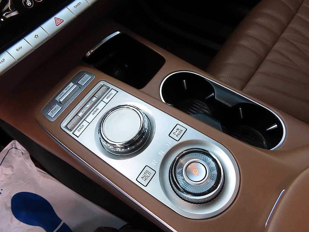 Genesis GV70 - Vista 10