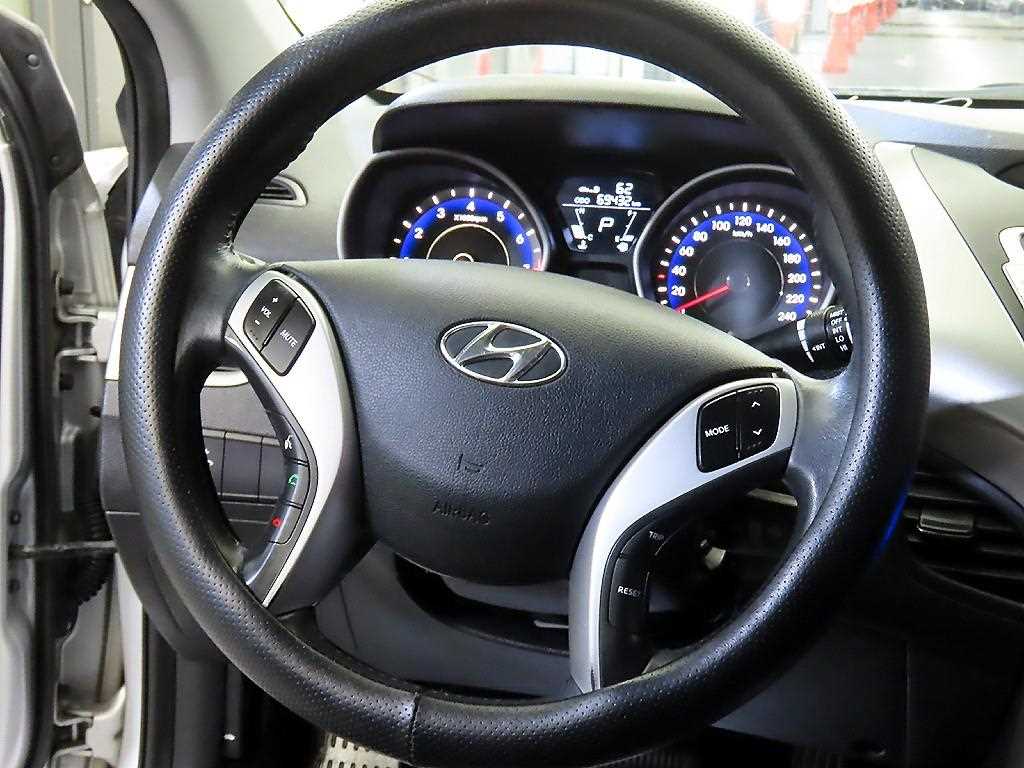 HYUNDAI Avante - Vista 8