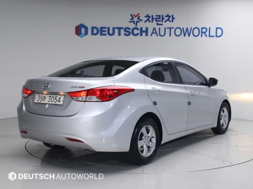 HYUNDAI Avante - Vista 2