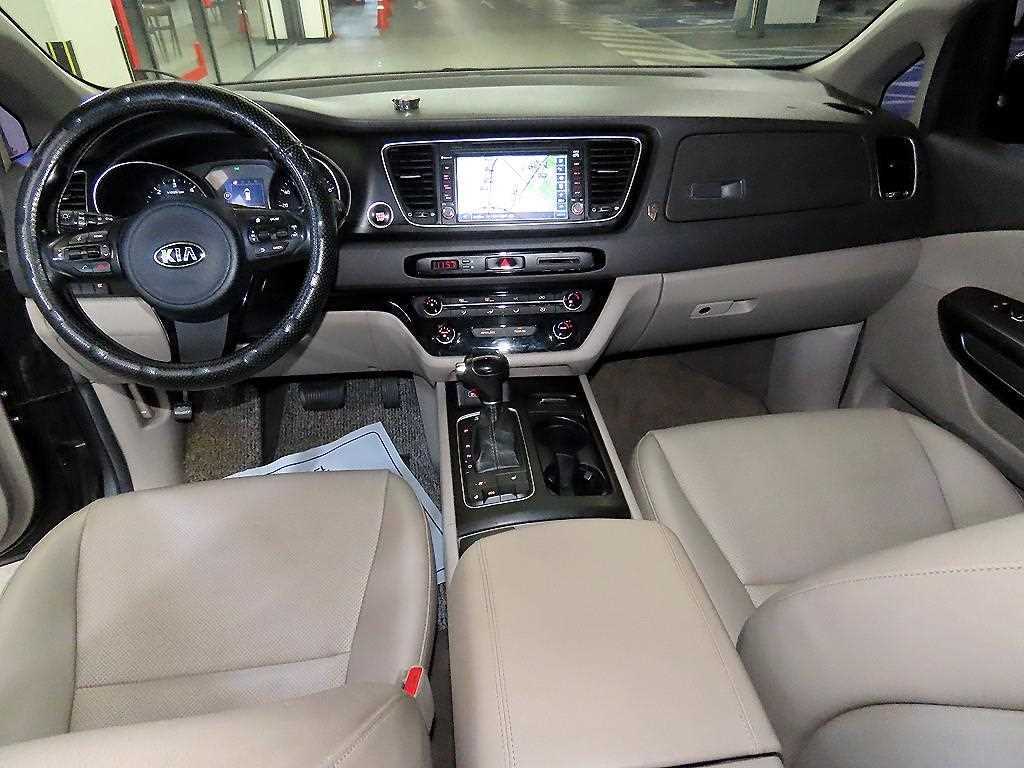 KIA Carnival - Vista 10