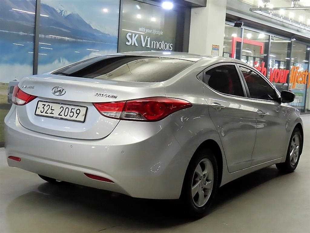 HYUNDAI Avante - Vista 4
