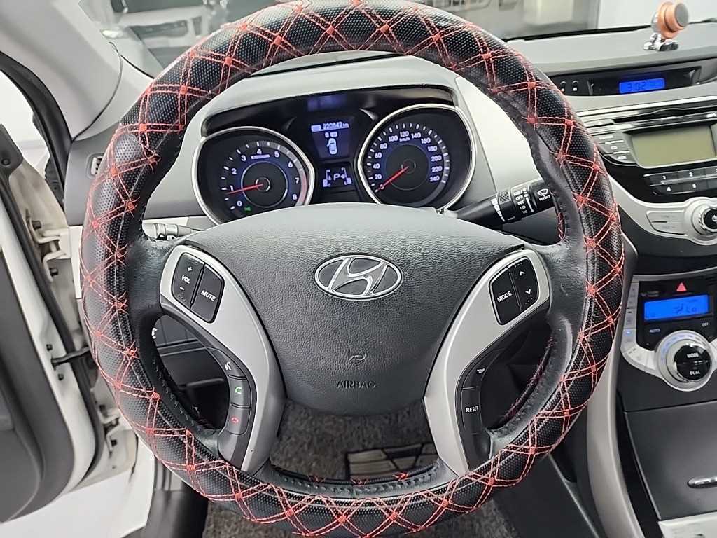 HYUNDAI Avante - Vista 9