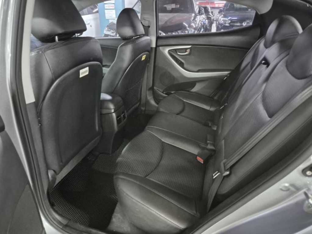 HYUNDAI Avante - Vista 6