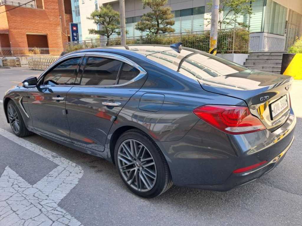 Genesis G70 - Vista 4